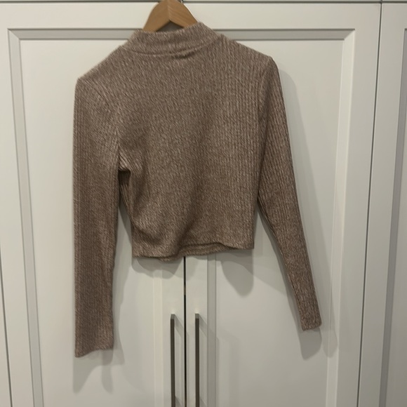 Crop Long Sleeve - Picture 3 of 3